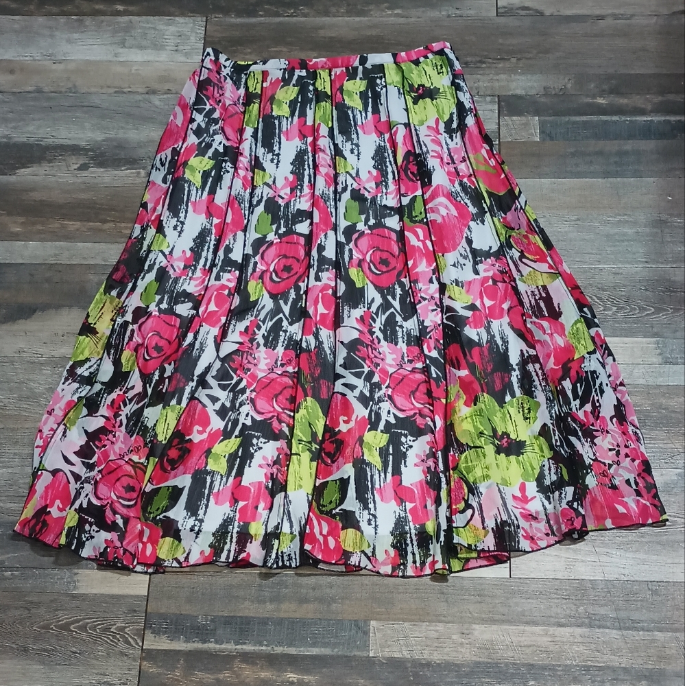 City Girl- Nancy Bolen Skirt Floral With Zipper on The he Side in A- line Size M